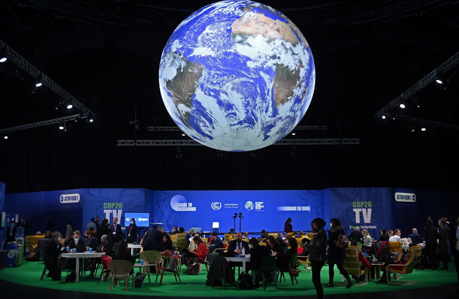 Các đại biểu dự Hội nghị COP26 tại Glasgow, Scotland ngày 2/11/2021. Ảnh: AFP/TTXVN