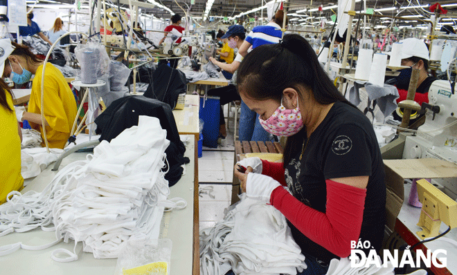 Many FDI enterprises in Da Nang are ramping up production to in order to ensure timely delivery of contract products for their domestic and foreign customers. The picture is taken at the Scavi Hue Company in Da Nang located in the Industrial Park, Son Tra District. Photo: KHANH HOA