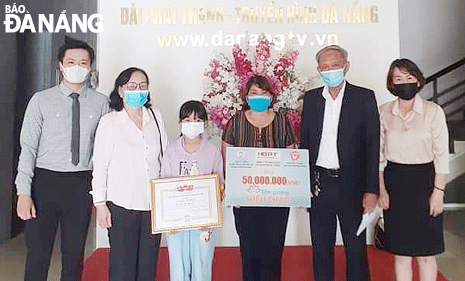 Ông Hà Giang (thứ 2, phải sang) trao thưởng 50 triệu đồng cho Tấm gương hiếu thảo năm 2021. Ảnh: LÊ VĂN THƠM