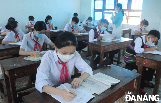 Học sinh Trường THCS Nguyễn Tri Phương (xã Hòa Bắc, huyện Hòa Vang) làm bài khảo sát mức độ tiếp thu khi học trực tuyến sau khi trở lại trường. Ảnh: NGỌC HÀ	