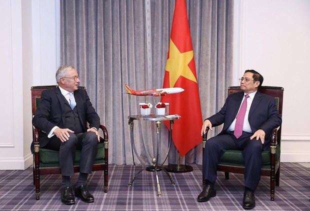 Prime Minister Pham Minh Chinh (right) receives Christian Scherer, Airbus Chief Commercial Officer and Head of International during his official visit to France from November 3-5. (Photo: VNA)