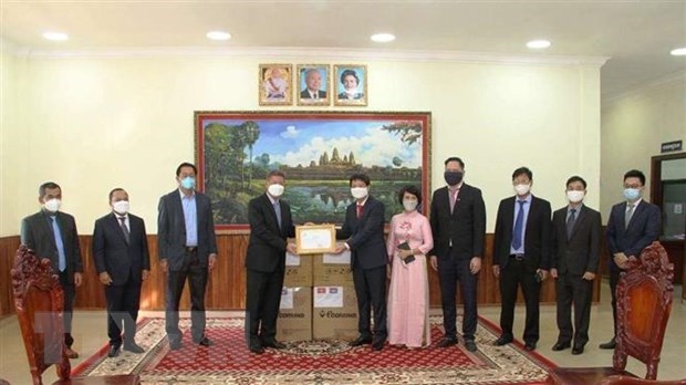 The Vietnamese Consulate General presents 10,000 masks to Cambodia's Preah Sihanouk province. (Photo: VNA)