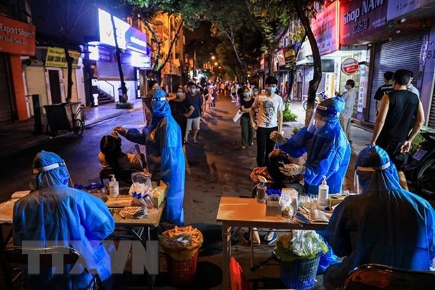 Taking samples for COVID-19 testing in Ha Noi. (Photo: VNA) 