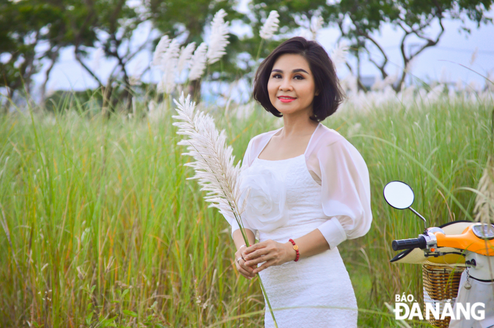 Many people choose white clothes to wear for their photos