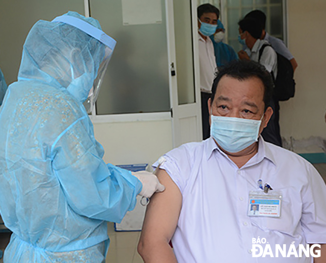 Doctor Le Thanh Phuc, the Director of the Da Nang Lung Hospital, get vaccinated against COVID-19