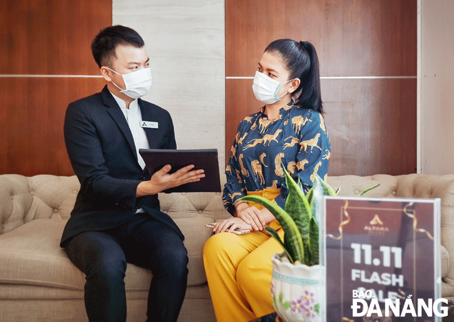 A staff member (left) at the Altara Suites Danang Hotel located in Phuoc My Ward, Son Tra District is introducing its services to a guest. Photo: Q.H