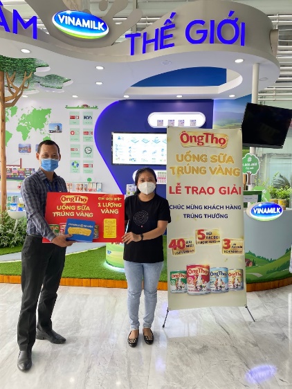 Chị Thu Thảo - trú quận Bình Tân, TP. Hồ Chí Minh, một trong những khách hàng may mắn “rinh” giải đặc biệt – 1 lượng vàng. Ảnh: Công ty VNM cung cấp.