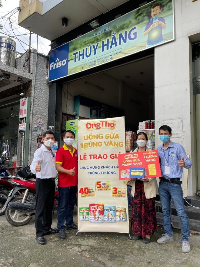 Chị Ngọc Nguyệt – trú TP. Biên Hòa,tỉnh  Đồng Nai cũng vui mừng nhận giải đặc biệt – 1 lượng vàng. Ảnh: Công ty VNM cung cấp.