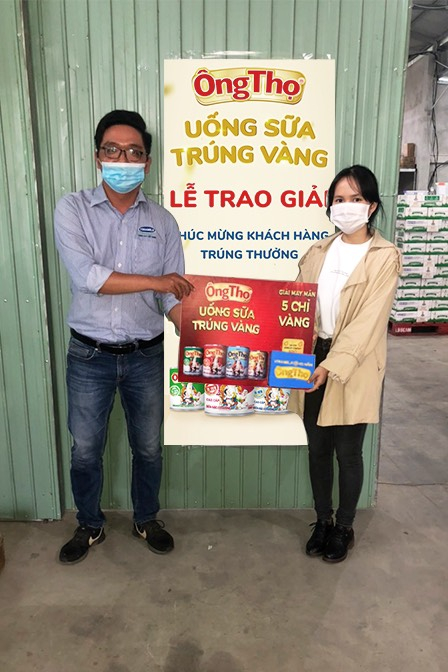 Niềm vui bất ngờ đến với chị Hồng Nhung, trú huyện Phú Lộc, tỉnh Thừa Thiên Huế khi nhận giải may mắn – 5 chỉ vàng. Ảnh: Công ty VNM cung cấp.