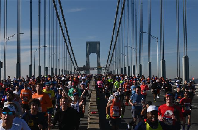 Các vận động viên tham gia giải marathon tại New York, Mỹ, ngày 7-11-2021. Ảnh: AFP/ TTXVN