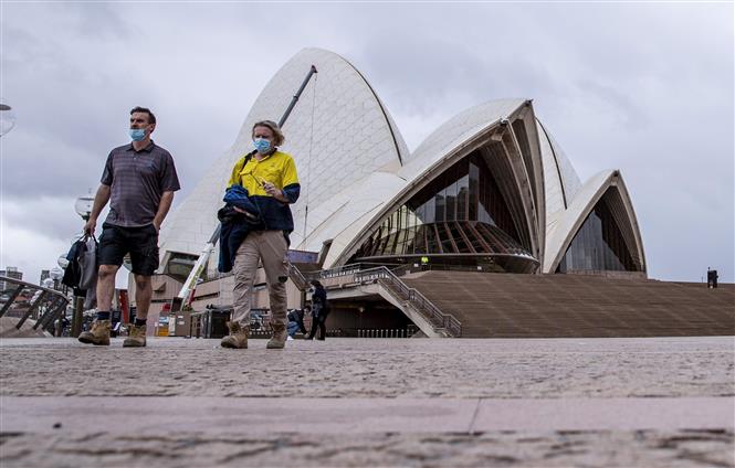 Người dân đeo khẩu trang phòng dịch Covid-19 tại Sydney, Australia, ngày 11-10-2021. Ảnh: THX/ TTXVN