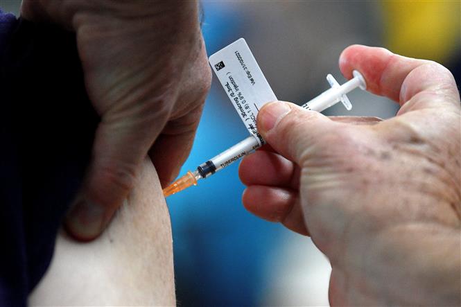 Nhân viên y tế tiêm vaccine ngừa Covid-19 cho người dân tại Sydney, Australia. Ảnh: AFP/TTXVN