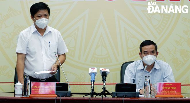 Deputy Secretary Luong Nguyen Minh Triet (left) and Chairman of Le Trung Chinh co-chaired Monday’s meeting to identify appropriate measures in response to a recent rise in the number of COVID-19 cases in the city . Photo: PHAN CHUNG