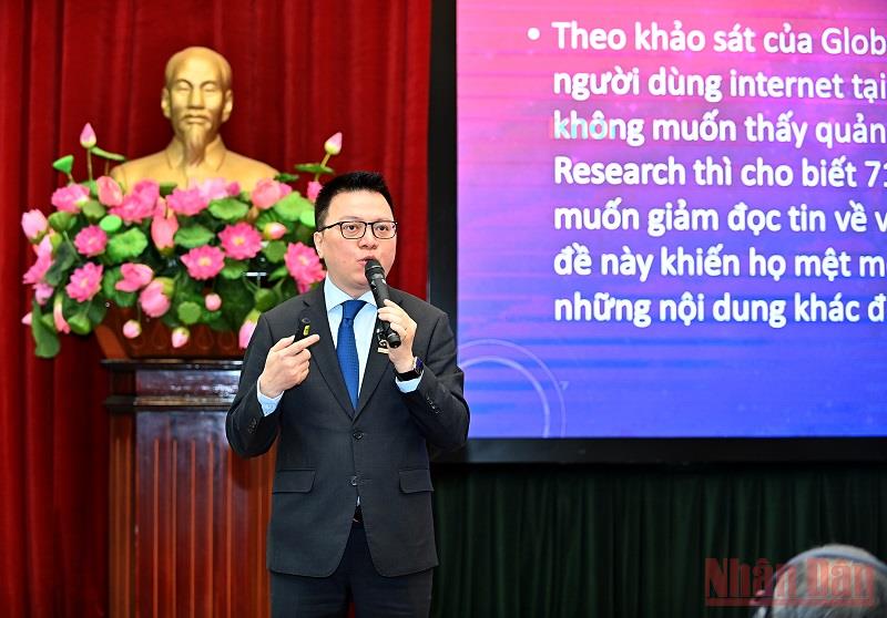 Tổng Biên tập Báo Nhân Dân Lê Quốc Minh trình bày tham luận.