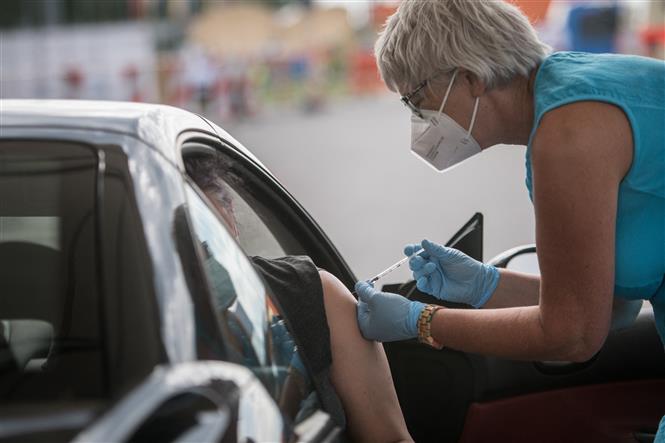 Nhân viên y tế tiêm vaccine phòng COVID-19 cho người dân tại Berlin, Đức, ngày 29/7/2021. Ảnh: AFP/ TTXVN