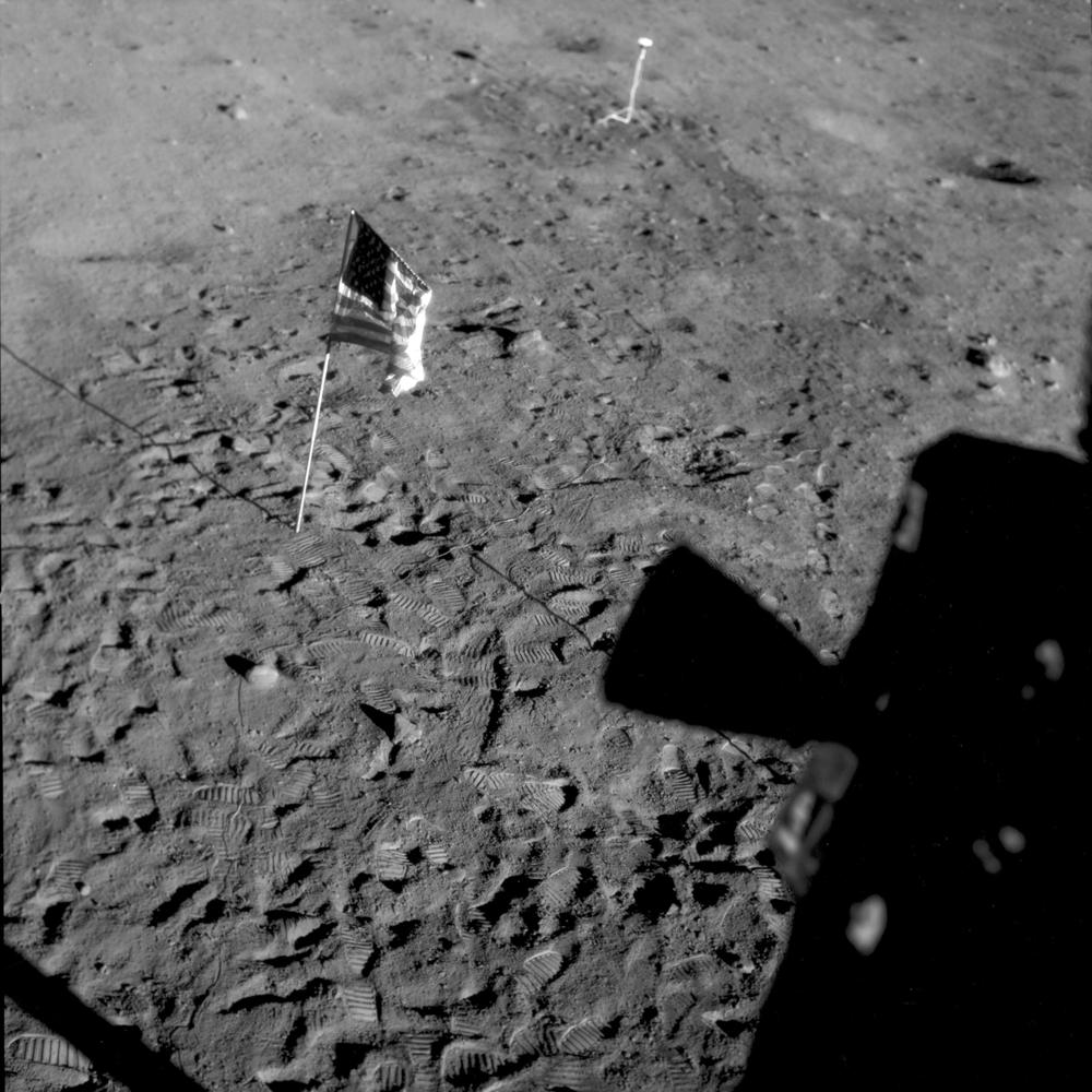 Ảnh chụp ngày 21/7/1969 lá cờ Mỹ được cắm trên Mặt trăng, nhìn tử cửa sổ mô-đun Luna. Ảnh: NASA/AP 