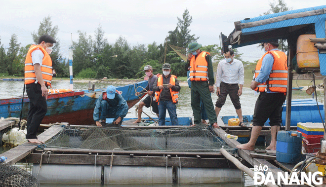 Các lực lượng chức năng vận động các hộ dân nuôi thủy sản trên vịnh Mân Quang tích cực bán thủy sản, sớm tháo dỡ lồng bè. Ảnh: HOÀNG HIỆP