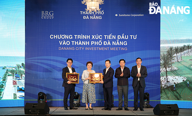 Da Nang’s leaders presenting souvenirs to leaders of BRG Group and Sumitomo Group