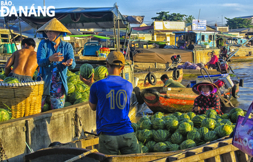 Fresh tropical fruits on sale in the floating market