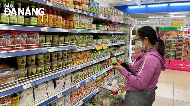 Customers choose vegetarian food at the Co.opmart Da Nang supermarket. Photo: QUYNH TRANG