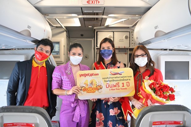 Tourism Authority of Thailand’s representative (2nd from the left) congratulates the 10 millionth passenger on Thai Vietjet’s special flight (Photo: Vietjet)