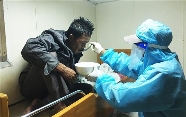 Benjamin Abdulla, a 32-year-old Filipino fisherman, is saved by a ship of the Vietnam Fisheries Resources Surveillance (VFRS) on November 9 night while drifting in the area of the Truong Sa (Spratly) Islands. (Photo: VNA)