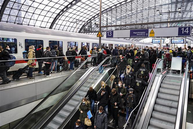  Hành khách tập trung đông đúc tại Nhà ga Trung tâm Berlin, Đức, ngày 5-11-2021. Ảnh: THX/ TTXVN