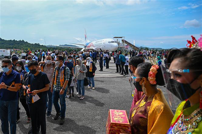 Khách du lịch tới đảo Langkawi, Malaysia, ngày 16-9-2021. Ảnh: AFP/ TTXVN
