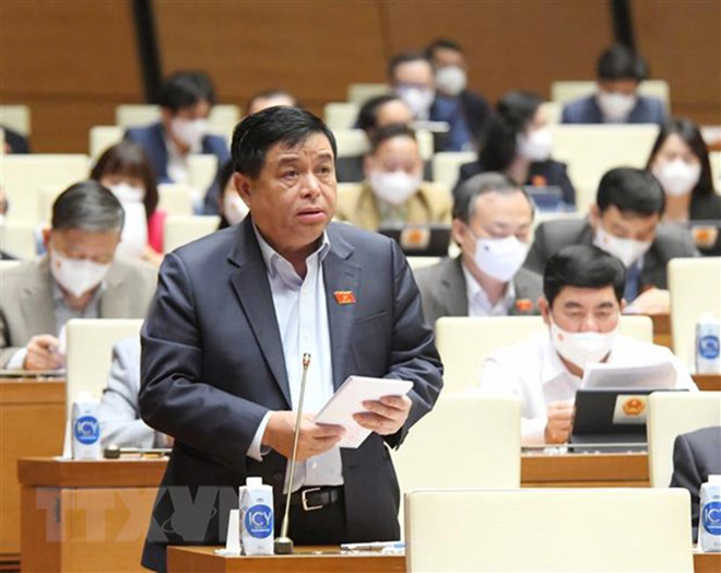 Bộ trưởng Bộ Kế hoạch và Đầu tư Nguyễn Chí Dũng giải trình ý kiến của đại biểu Quốc hội. (Ảnh: Phương Hoa/TTXVN)
