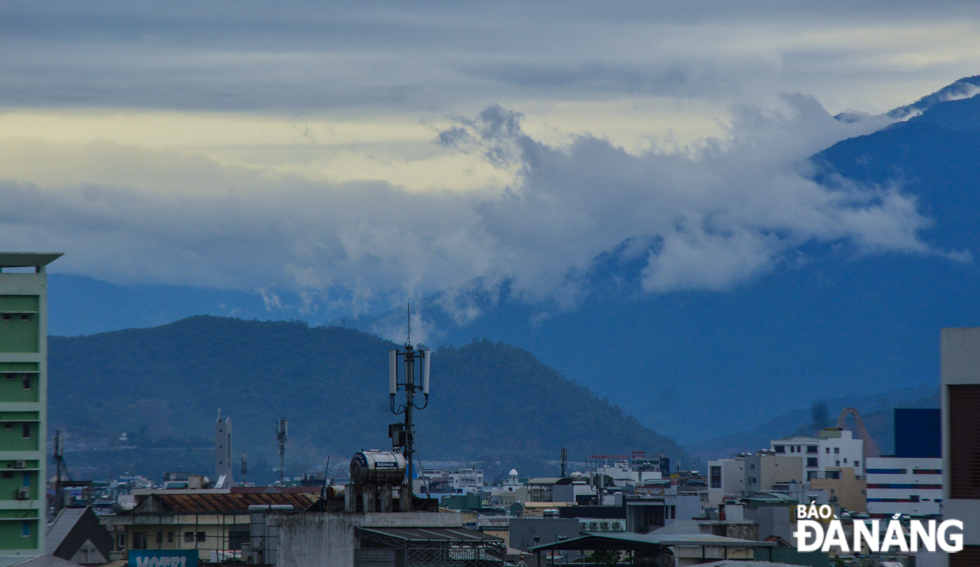 Regional forecasters say cloudy skies with heavy showers are predicted for Da Nang for 10 days ahead with the temperature maintained at 23-25 degrees Celsius.