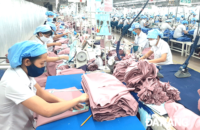 Enterprises in Da Nang have given top priority to ensuring social welfare to retain employees. IN THE PHOTO: Workers are seen working at the 29 March Textiles and Garments JSC. Photo: KHANH HOA