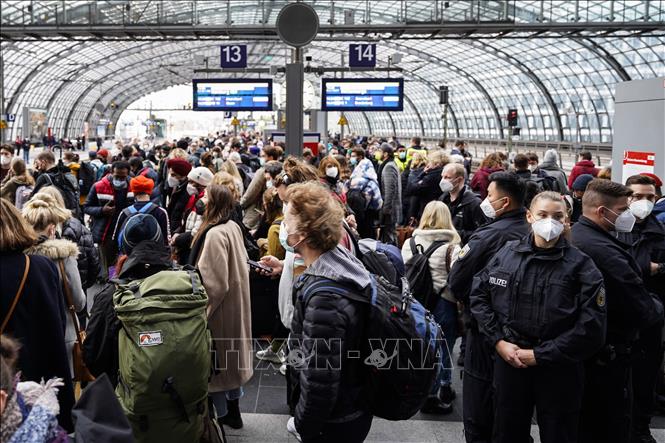 Hành khách tập trung đông đúc tại Nhà ga Trung tâm Berlin, Đức, ngày 5/11/2021. Ảnh: THX/TTXVN