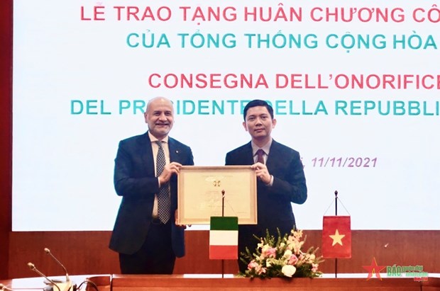 Associate Professor Dr. Bui Nhat Quang, President of the Vietnam Academy of Social Sciences (R), receives the Order of the Star of Italy (Ordine della Stella d’Italia) bestowed by the Italian President from Italian Ambassador to Vietnam AntonioAlessandro. (Photo: qdnd.vn)