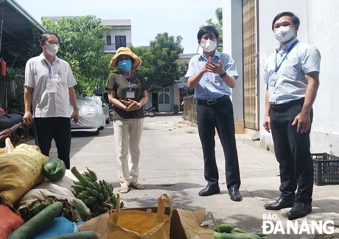 Thời gian qua, quận Sơn Trà đã quyết liệt trong công tác phòng, chống dịch.  Trong ảnh: Lãnh đạo Quận ủy, UBND quận Sơn Trà đến kiểm tra công tác cung ứng lương thực, thực phẩm tại một khu vực thực hiện phong tỏa ở phường Nại Hiên Đông trong đợt dịch lần thứ 4 vừa qua. Ảnh: KHÁNH HÒA