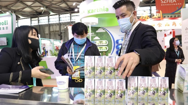 Khách hàng tìm hiểu về các sản phẩm sữa tươi của Vinamilk tại Triển lãm FHC Thượng Hải 2021.