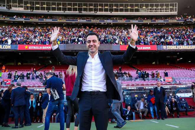 HLV Xavi Hernandez trong ngày ra mắt ở sân Nou Camp.  Ảnh: Barcelona Club