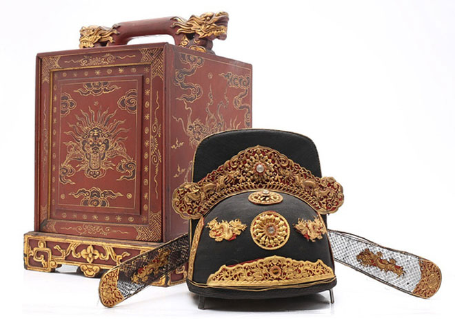 Chiếc mũ quan triều Nguyễn đi kèm với hộp gỗ chạm khắc tinh xảo. Ảnh: BALCLIS