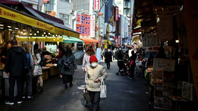 Một phụ nữ cao tuổi đang đi trên đường phố Tokyo. Khoảng 29% số người Nhật có độ tuổi trên 65, tỷ lệ cao nhất thế giới.Ảnh: AFP