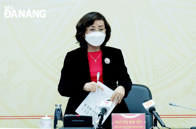 Phó Chủ tịch UBND thành phố Ngô Thị Kim Yến phát biểu chỉ đạo tại cuộc họp  Ban Chỉ đạo phòng, chống Covid-19 thành phố chiều 12-10. Ảnh: PHAN CHUNG