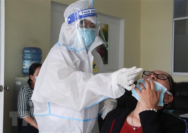 Taking samples for COVID-19 testing in Hau Giang province (Photo: VNA) 