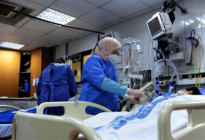 Nhân viên y tế chăm sóc bệnh nhân COVID-19 tại một bệnh viện ở Damascus, Syria ngày 7/11/2021. Ảnh: THX/TTXVN