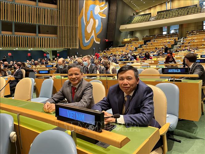 Đại sứ Nguyễn Hồng Thao (trái) tại cuộc bầu cử. Ảnh: Khắc Hiếu - Pv TTXVN tại Mỹ
