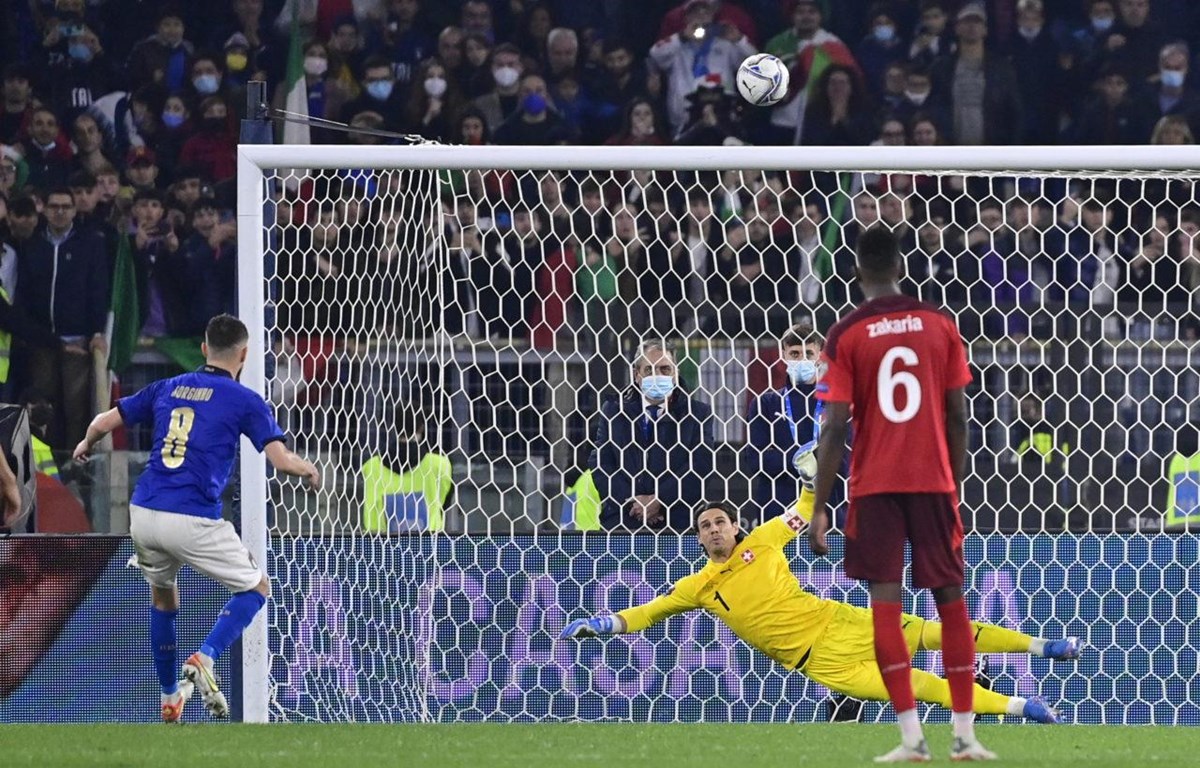 Jorginho sút bóng lên trời từ chấm 11m, đẩy Italy vào thế khó. (Nguồn: football-italia.net)