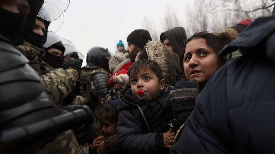 Người di cư tập trung tại vùng Grodno, khu vực biên giới giữa Belarus với Ba Lan. Ảnh: Reuters