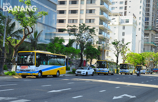 The intra-city bus routes of R4A, R6A, R16 and R17A offering subsidised ticket fares in Da Nang will resume their operations from November 15. Photo: THANH LAN 