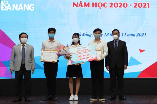 Assoc. Prof. Dr. Nguyen Ngoc Vu, President of the University of Da Nang (first left) awarding the first prize to students from the municipal University of Technical Education. Photo: NGOC HA.