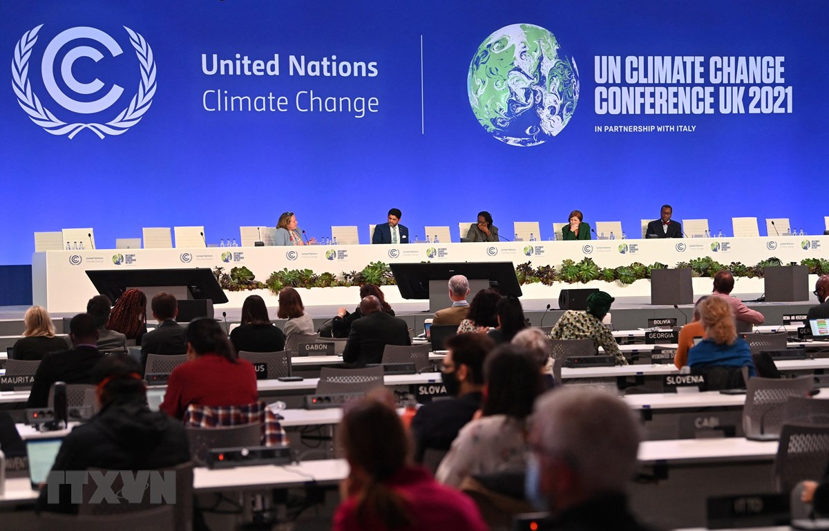 Các đại biểu tại một phiên thảo luận trong khuôn khổ Hội nghị lần thứ 26 Các bên tham gia Công ước khung của Liên hợp quốc về biến đổi khí hậu (COP26) tại Glasgow, Anh, ngày 8/11/2021. (Ảnh: AFP/TTXVN)