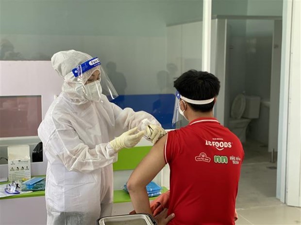 A resident in Binh Duong gets a COVID-19 vaccine shot (Photo: VNA) 