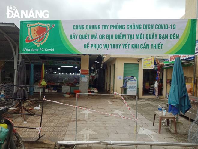 Ban quản lý chợ quận Sơn Trà căng băng rôn tuyên truyền phòng, chống dịch tại các chợ trên địa bàn.
