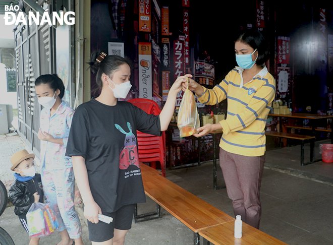 Một quán ăn trên đường Trần Nhân Tông (phường An Hải Bắc) thực hiện bán hàng mang về từ 6 giờ ngày 14-11.